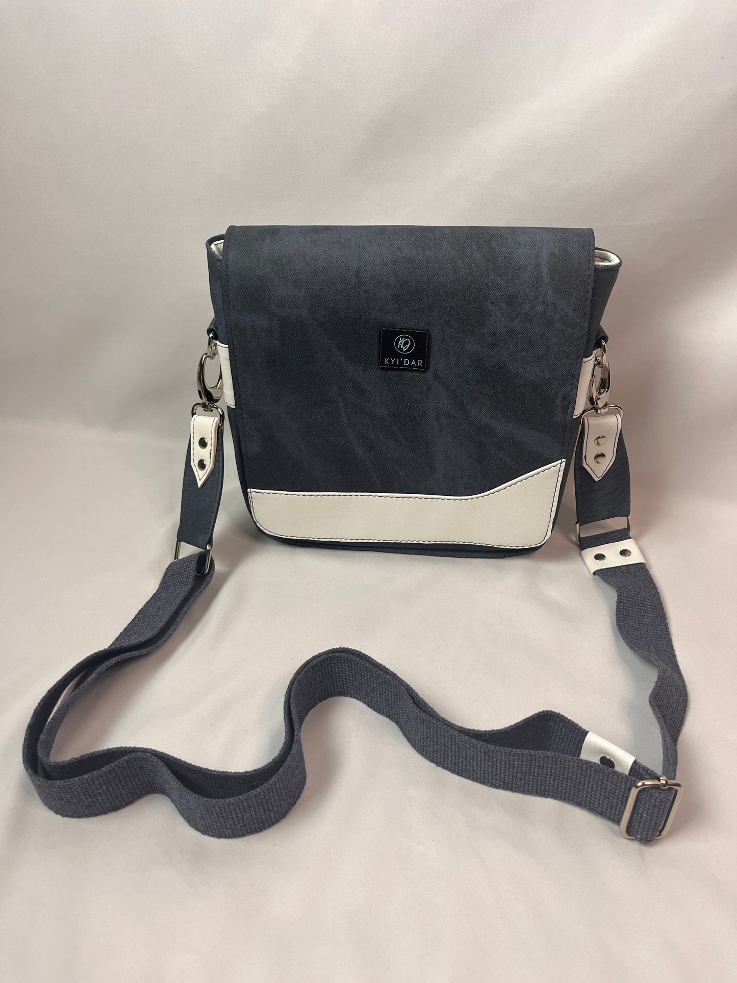 Messenger crossbody satchel